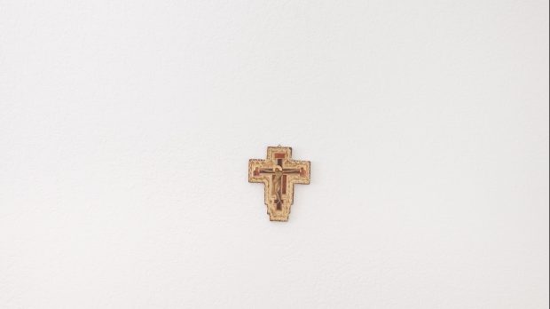 Drewniany krzyż na ścianie