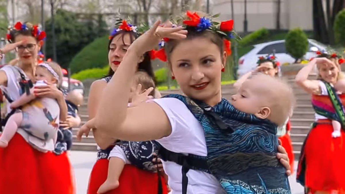 TANIEC Z DZIEĆMI W CHUSTACH