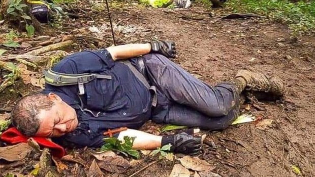 Biskup leżący w błocie w lecie