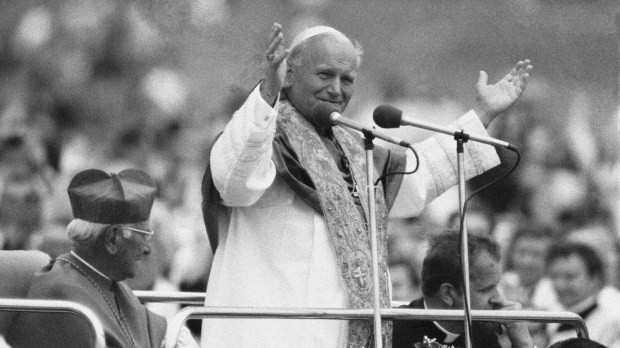 Jan Paweł II w czasie przemowy podczas pielgrzymki do Polski w 1979 r.