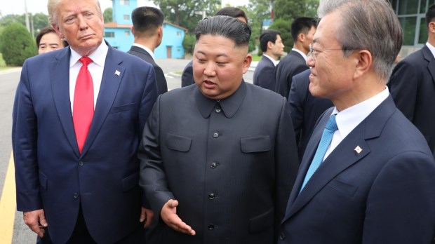 Donald Trump, Kim Dzong Un oraz Mun Dze-in