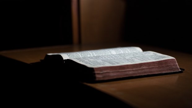 Biblia na blacie