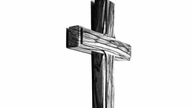 Drewniany krzyż na białej ścianie
