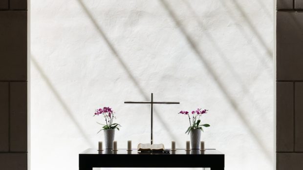 Ołtarz z krucyfiksem na białym tle