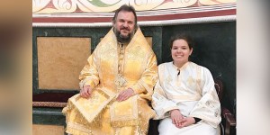 Prawosławny arcybiskup odwiedza parafię, a tam nastolatka w szacie liturgicznej służy jak diakon