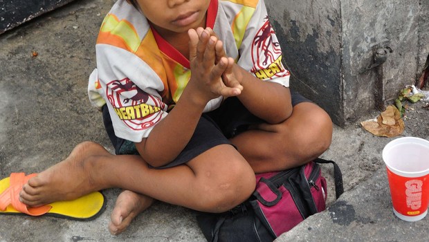 ŻEBRZĄCY CHŁOPIEC