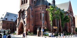 AKTUALIZACJA: zaatakowali księdza i pracowników parafii. Próbowali dokonać profanacji