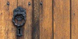 Jak sobie poradzić, gdy ktoś bliski lub znany odchodzi z Kościoła?