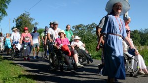 BEZDOMNI PIELGRZYMUJĄ Z NIEPEŁNOSPRAWNYMI