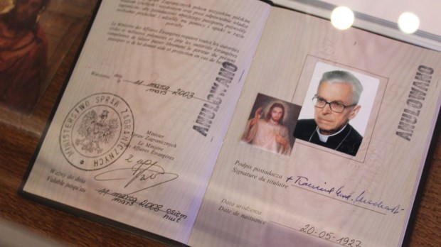 kard-franciszek-macharski-paszport.jpg