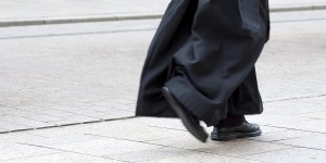 Czy ksiądz, który „zrzucił sutannę”, nadal jest kapłanem? Czy może mieć żonę?
