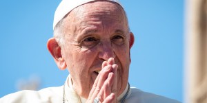 Papież: trzy warunki prawdziwej modlitwy. Pan Bóg nas nie zawiedzie! [wideo]