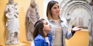 Jak zwiedzać z dziećmi muzeum, by się nie nudziły?