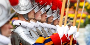 Mikroskopijny, kompletnie odrębny świat za murami Watykanu… Jak żyje Gwardia Szwajcarska