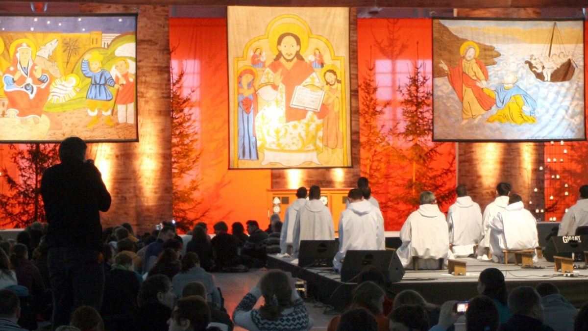 WEB3;TAIZE;PRAYING;FAITH;MEETING;KS01