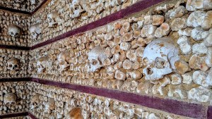 1_1024px-faro_capela_dos_ossos_closeup.jpg