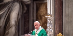 Jesteś jak celnik, ubogi czy jak faryzeusz? Papież Franciszek przedstawia trzy rodzaje modlitwy