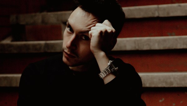 MĘŻCZYZNA W CIENIU