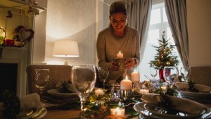 Femme chic préparant sa table de Noël