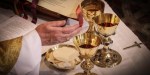 liturgia eucharystyczna, zbliżenie na ołtarz i ręce księdza