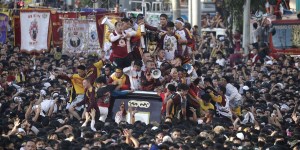 Gigantyczna procesja z figurą Czarnego Nazarejczyka: 2 mln wiernych [ZDJĘCIA]