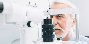 Od 20 lat praktycznie nic nie widział. Potrącił go samochód i… teraz może czytać!