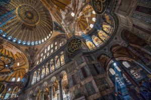Meczet w kościele? Hagia Sophia to więcej niż świątynia. To katedra „Nowego Rzymu”