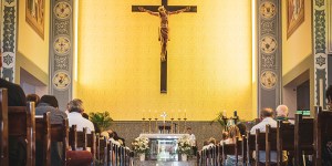 Znak krzyża na początku mszy: jesteśmy wówczas przytulani przez Boga