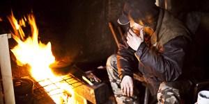 Pustostany, śmietniki i altanki. Ksiądz poszedł z kolędą do bezdomnych
