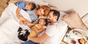 Spanie z dzieckiem – czy może być w tym coś dobrego?