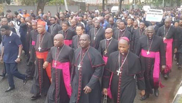 BISKUPI BIORĄ UDZIAŁ W PROTESTACH