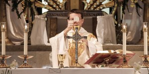 Czy przyjmując Komunię św., można się zarazić wirusem? O przeistoczeniu i wystawianiu Boga na próbę