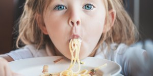 „Najchętniej jadłyby tylko makaron!” – porady, jak wprowadzić zdrowe żywienie u dzieci