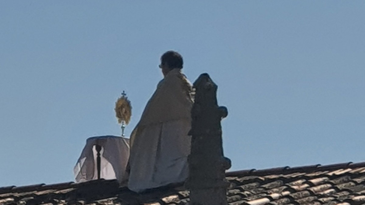 KSIĄDZ NA DACHU
