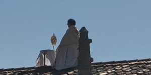 Z samolotu, samochodu i wózka dla niepełnosprawnych. Księża błogosławią Najświętszym Sakramentem