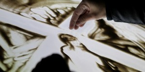 Męka Pańska pisana piaskiem. Sztuka, która dotyka