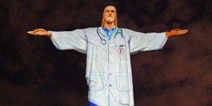 Figura Chrystusa w Rio de Janeiro w stroju lekarza [ZDJĘCIA]