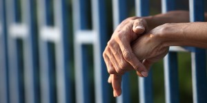 Ksiądz nie mógł posługiwać w więzieniu jak dawniej. Został za kratami 24/7