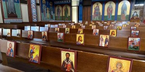 Pomysłowy proboszcz pustą świątynię zapełnił ikonami od parafian. To okna do świata nadprzyrodzonego