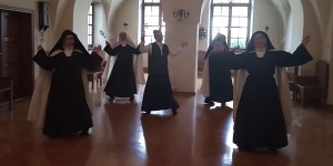 Niezwykła modlitwa karmelitanek tańcem za wszystkich cierpiących, zalęknionych