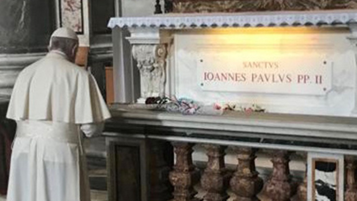 PAPIEŻ FRANCISZEK PRZY GROBIE JANA PAWŁA II