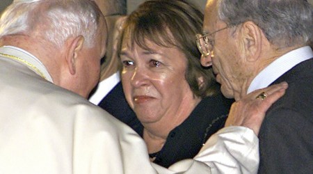 Leżała na dworcu po wyjściu z obozu. Kleryk Wojtyła wziął ją na ręce i niósł 3 kilometry