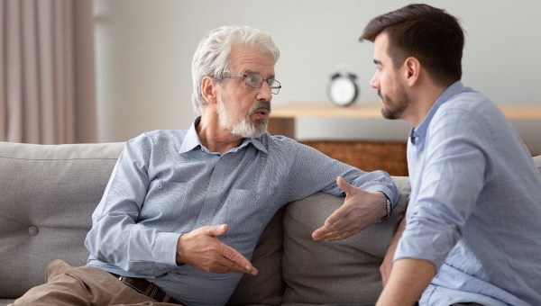 ojciec rozmawia z dorosłym synem