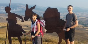 – Gdzie spędzisz wakacje? – Na Camino. – Świetnie! Sam? – Nie, z teściową