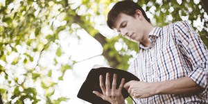 „Cierpliwy jest lepszy niż mocny”. 12 biblijnych cytatów o zapomnianej cnocie cierpliwości