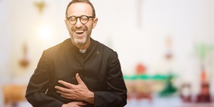 Przy drodze stoją dwaj księża z transparentem… 10 dowcipów religijnych i jeden prawniczy
