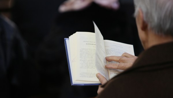 WEB2-CHINA-MAN READING BIBLE-GODONG-cn482300a.jpg