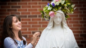 Tradycyjna doroczna majowa koronacja Maryi