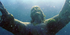 Maryja i Jezus… pod wodą? Zobacz te niezwykłe pomniki!