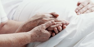 Byli małżeństwem 53 lata. Zmarli na koronawirusa, trzymając się za ręce&#8230;